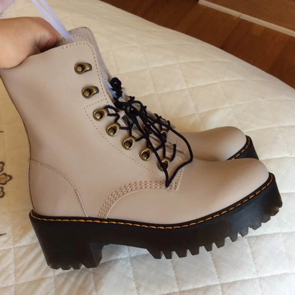 Dr. Martens Leona boots